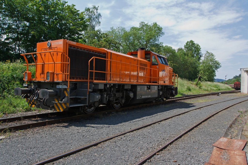 Ein seltener Besuch auf der Talbahn im Freien Grund. Lok 46 der Kreisbahn Siegen-Wittgenstein (KSW) ist zur Mittagspause beim KSW-Lokschuppen in Herdorf am 03.06.2011 geparkt. Die Lok ist Vossloh G 1700-2 BB und wurde 2008 unter der Fabrik-Nr. 5001680.