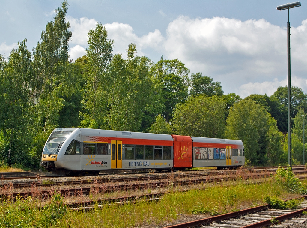 
Ein Stadler GTW 2/6 der Hellertalbahn erreich nun (am 15.07.2013) den Bahnhof Burbach (Kr. Siegen). 
Er fährt als RB 96 (Hellertalbahn) die Verbindung Betzdorf/Sieg - Herdorf - Neunkirchen - Haiger - Dillenburg.