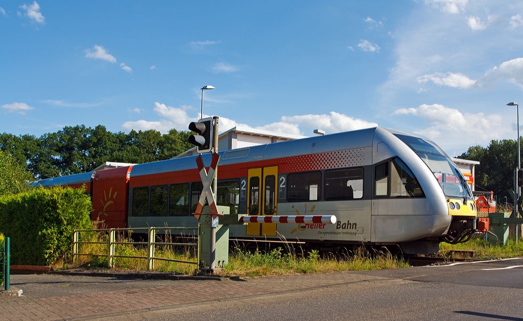 Ein Stadler GTW 2/6 der Hellertalbahn fhrt am 04.08.2013 nun vom Haltepunkt Grnebacher-Htte, hinter dem sofort der B folgt,  weiter in Richtung der Endstation Betzdorf/Sieg.