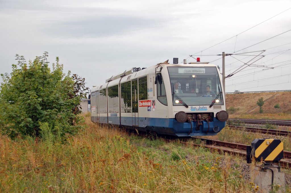 Ein Triebwagen der Rurtalbahn, welcher mittlerweile auf der Elbe-Heidebahn(Lutherstadt Wittenberg - Bad Schmiedeberg) eingesetzt wird, erreicht am 12.08.10 Pratau.