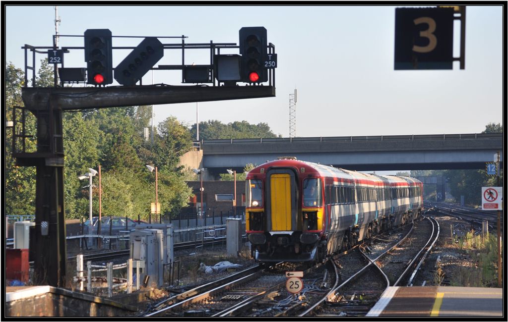 Ein Triebzug Class 442 des Gatwick Express aus London Victoria erreicht den Flughafenbahnhof. (09.09.2012)