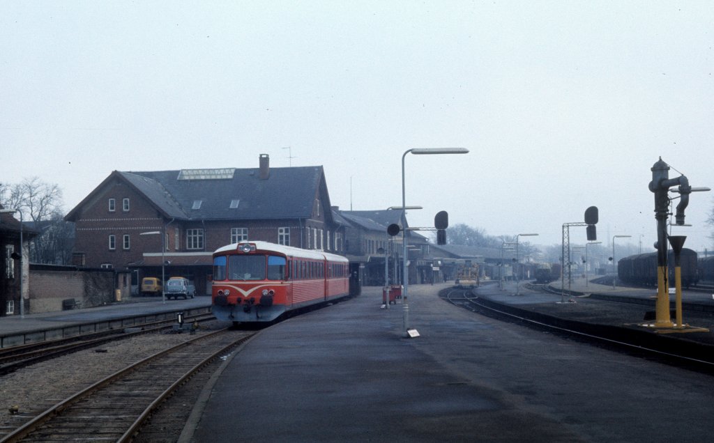 Ein Triebzug der HP, Hjørring Privatbaner (Hirtshalsbanen), hält am 24. Februar 1975 am Bahnsteig im DSB-Bahnhof Hjørring (Nordjütland).