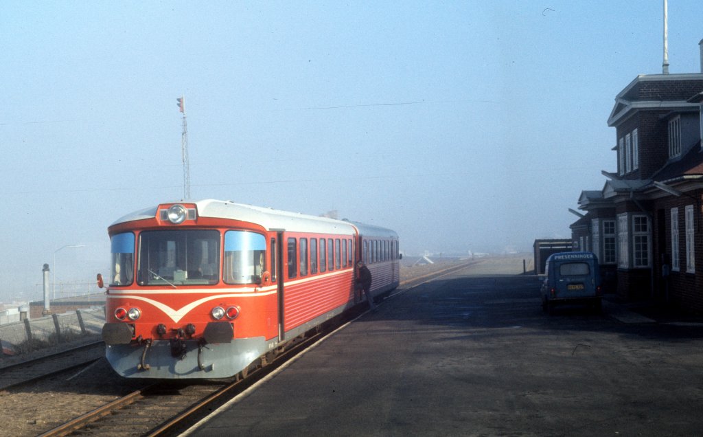 Ein Triebzug (Ys 68 + Ym ?) der HP, Hjørring Privatbaner (Hirtshalsbanen), hält am 24. Februar 1975 in Hirtshals.