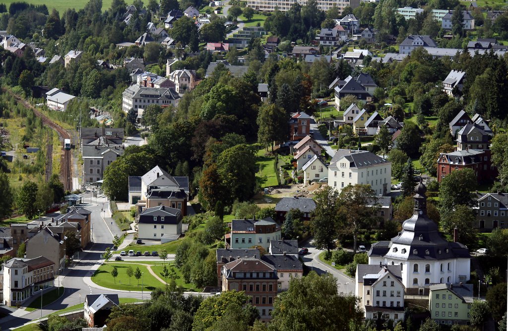 Ein unbekannter RVT als VBG83119 Zwickau - Graslitz  in Klingenthal, 11.9.010. Rechts unten die Klingenthaler Rundkirche  Zum Friedefrsten  - als zweitgrte Rundkirche Deutschlands (nach der Dresdner Frauenkirche) ein Wahrzeichen Klingenthals. Von der Bauhtte aus fotografiert.