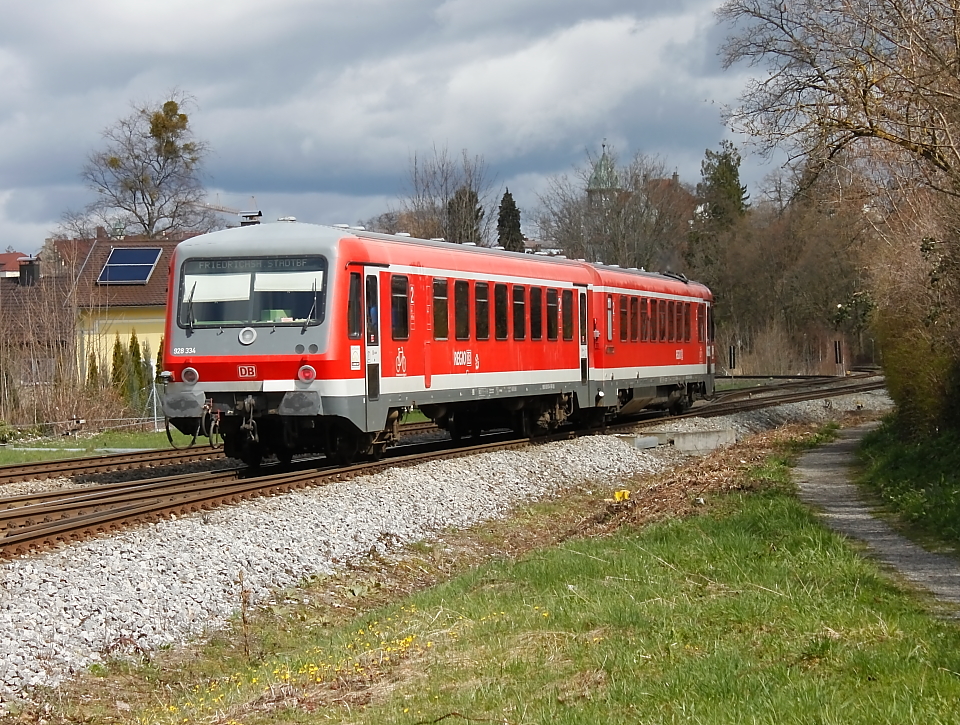 Ein VT628 fhrt von Lindau nach Friedrichshafen, die Regionalbahn wird in krze Lindau-Aeschach erreichen, 13.04.2013