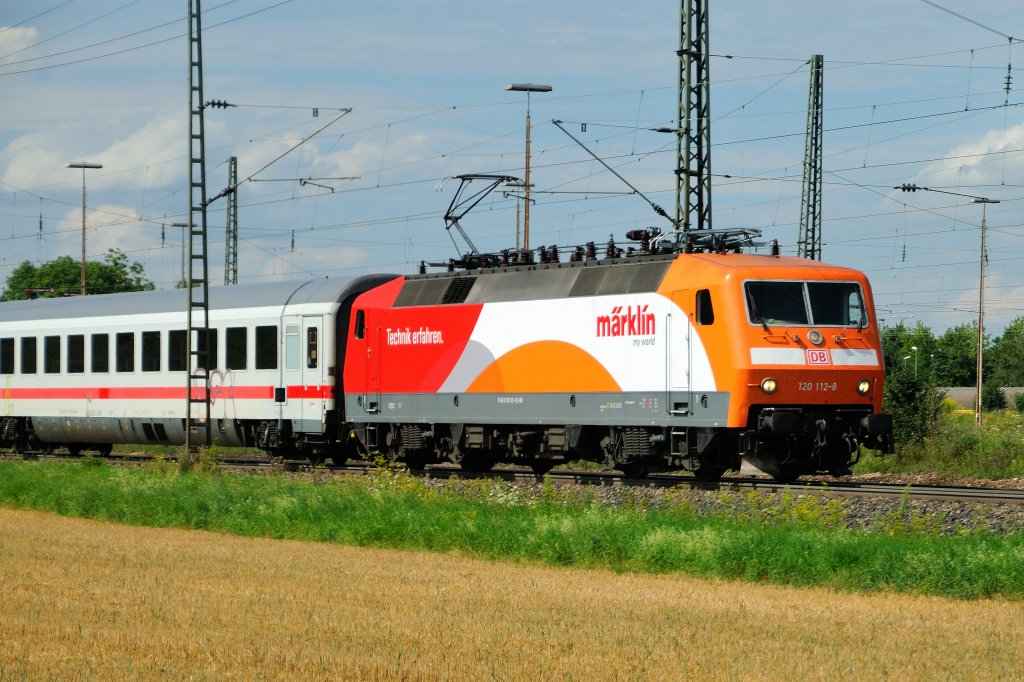 Ein weiteres Highlight des Bahnbilder-Treffens in Regensburg. Hier im Osten erwischten wir noch den Gegenzug des IC  Rottaler Land . Die besondere Lok: 120 112-8  Mrklin My World .