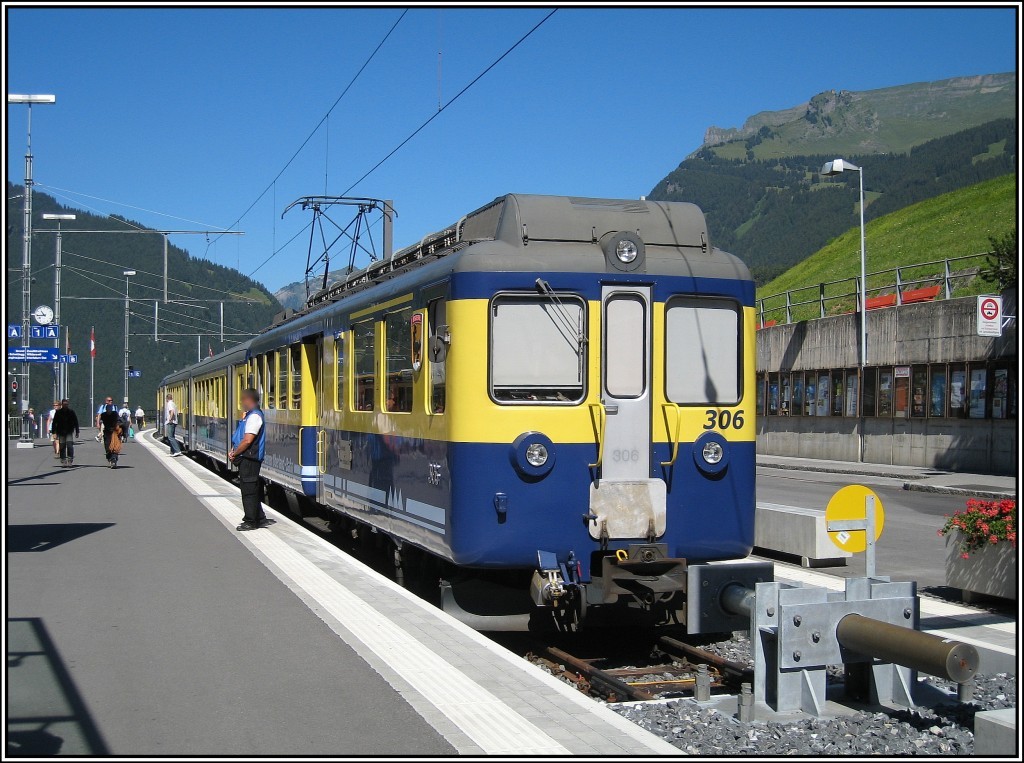 Ein Zug der Berner Oberland Bahn aus Interlaken im offenbar frisch renovierten Bahnhof von Grindelwald, aufgenommen am 19.07.2010.