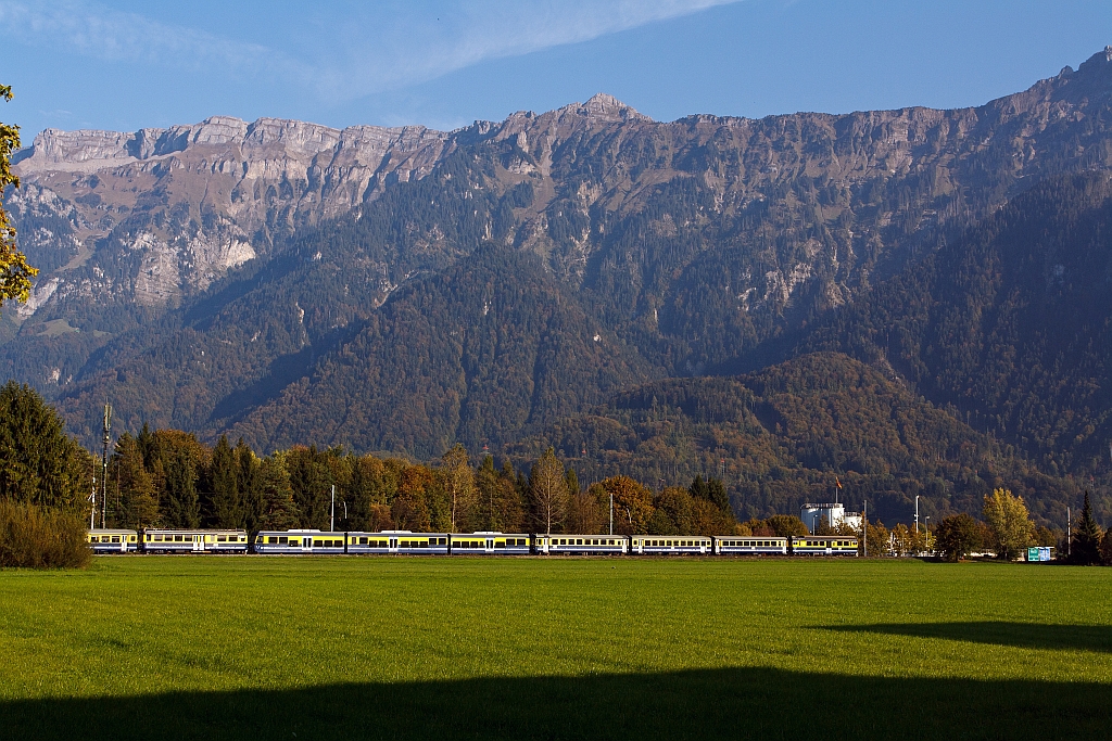 Ein Zug der Berner Oberland-Bahn (BOB) fhrt am 02.10.2011 von Interlaken Ost in Richtung Lauterbrunnen.