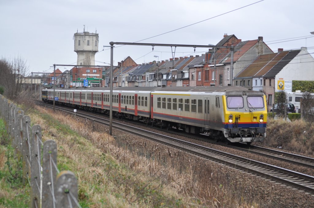 Ein Zug bestehend aus M4-Wagen geschoben von einer 21. Aufgenommen am 06.01.2012 in Wetteren.