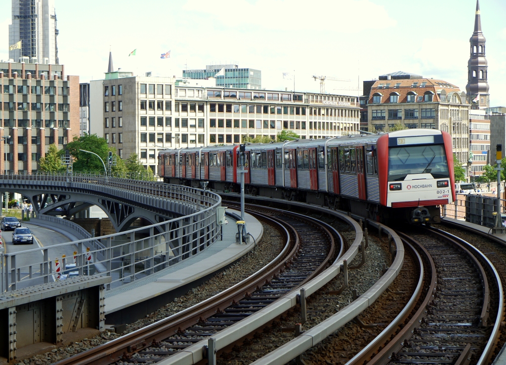 Ein Zug der Linie U3 bei der Ausfahrt aus der Hamburger Hochbahn-Station  Baumwall . 12.8.2012 