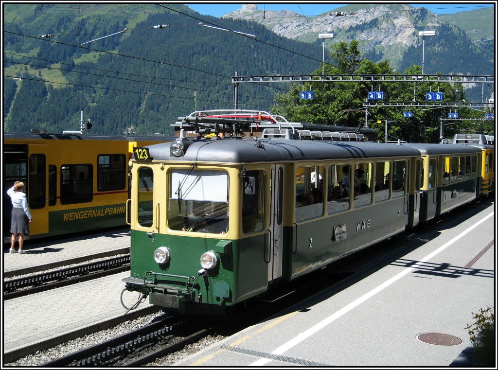 Ein Zug der Wengernalpbahn im Bahnhof von Wengen, aufgenommen am 20.07.2010.