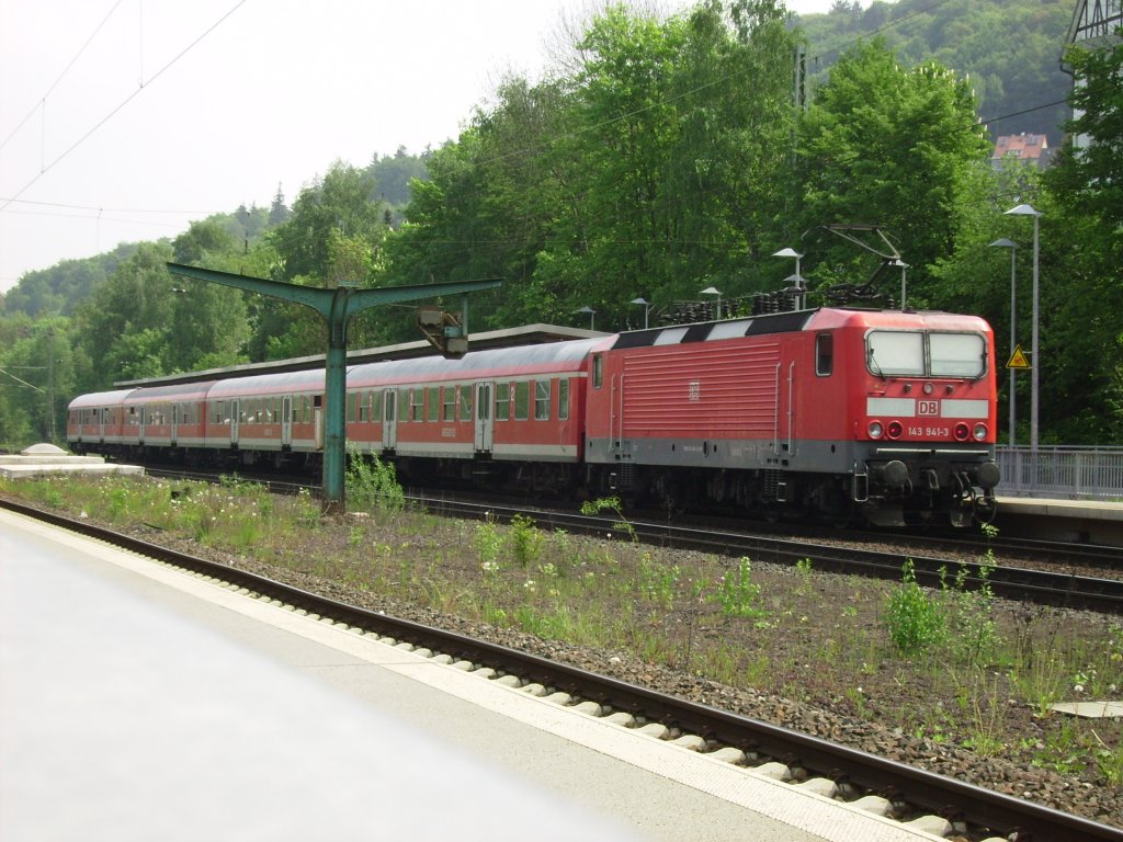 Eine 143 mit Regionalbahn im Bahnhof von Hannoversch Mnden.