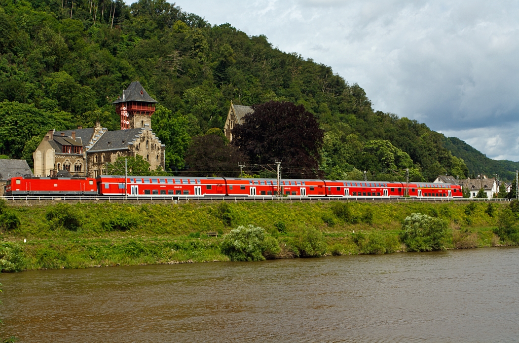 
Eine 143er schiebt den RE 1 Mosel-Saar-Express (Saarbrücken - Trier - Koblenz) entlang der Mosel abwärts in Richtung Koblenz, hier am 18.07.2012 bei Kobern-Gondorf.