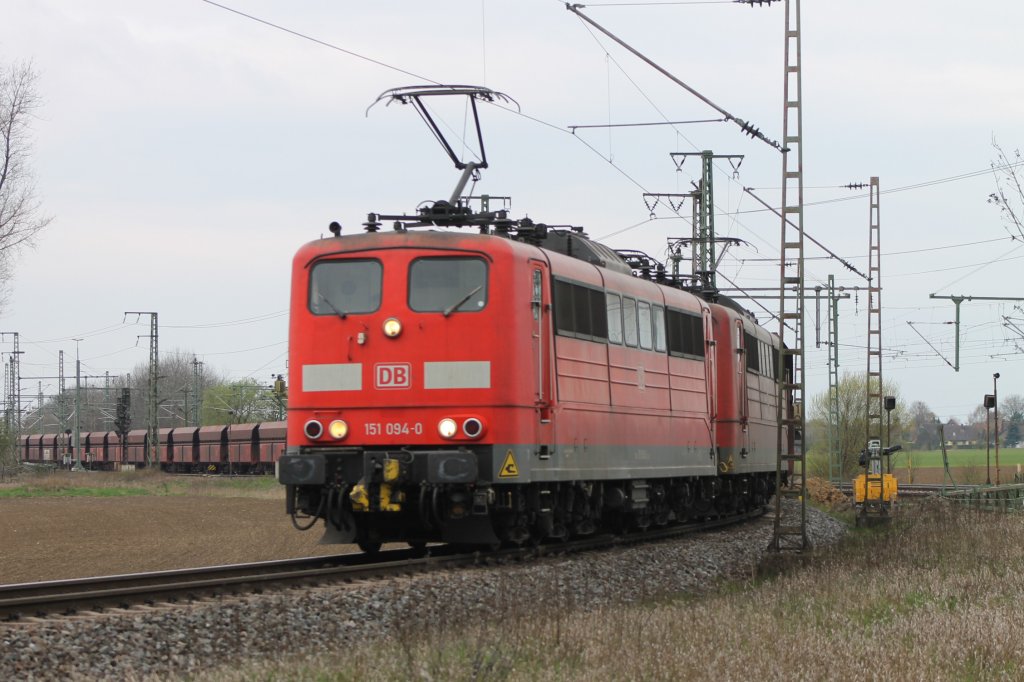 Eine 151 094-0 und 151 113-8 ziehen gemeinsam den Erzbomber fr die Salzgitter AG hier bei der Einfahrt in den Gbf Salzgitter AG Beddingen (Salzgitter).