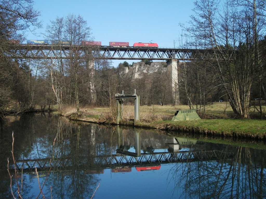 Eine 185 fhrt am 17.Mrz 2012 mit ihrem Containerzug ber die Laaberbrcke bei Beratzhausen Richtung Regensburg.
