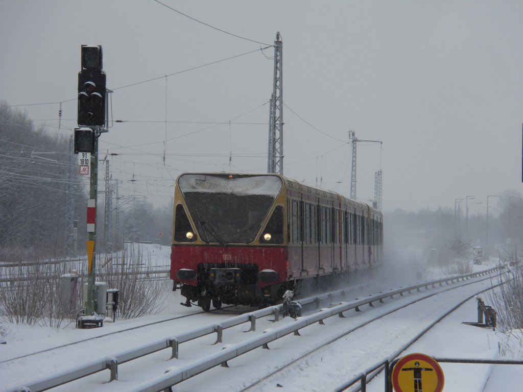 Eine 480 erreicht als S8 den Bahnhof Berlin Grnau 19.12.2010