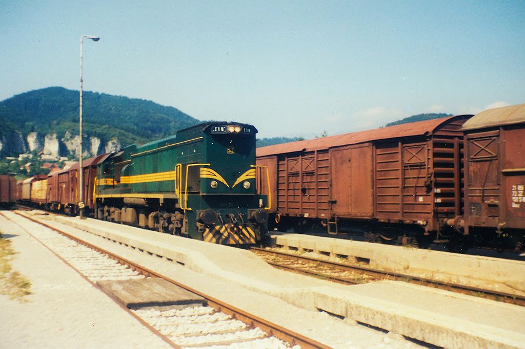 Eine 664 hat am 16.08.1994 gerade mit ihrem Gterzug den Bahnhof Bohinjska Bela erreicht. ICh glaube, die Maschinen sehen von der Bemalung her heute noch genauso aus.....