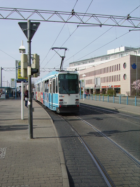 Eine ltere RNV Straenbahn in Heidelberg Hbf am 25.03.11