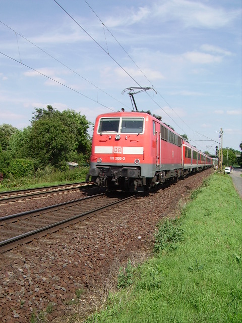 Eine BR 111 mit einer Puma Wagen Zug als RE nach Nrnberg am 07.08.10 bei Maintal Ost