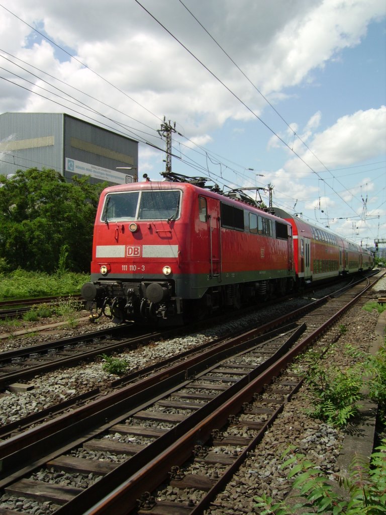 Eine BR 111 mit RB in Frankfurt am Main am 11.06.11