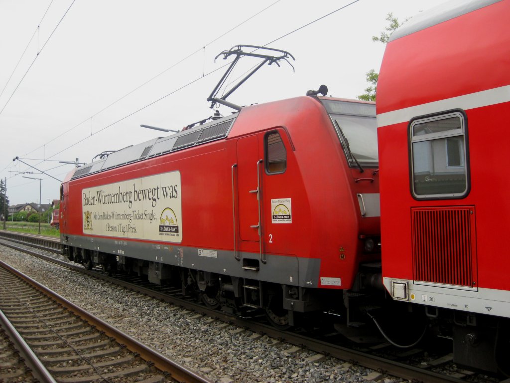 Eine BR 146 zog am 15.05.2010 den RegionalExpress von Offenburg zum Badischen Bahnhof in Basel. Die Lok wirbt fr das Baden-Wrttemberg-Ticket. Der RegionalExpress macht momentan Station in Ringsheim.
