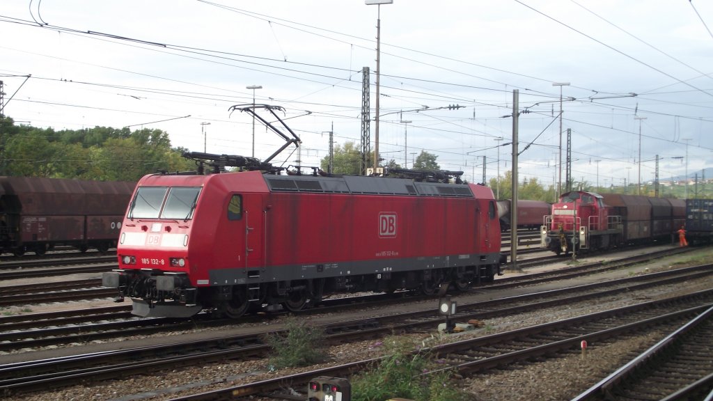 Eine BR 185 132 rangiert in Weil am Rhein und wird sich gleich vor einem Containerzug setzen, 06.10.11.