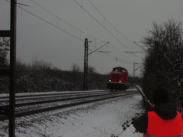 Eine BR 212 der DB fotografiert bei Maintal mit mir als Fotograf. Ich mache gerade ein Video, das auf Bahnvideos zu sehen ist. 