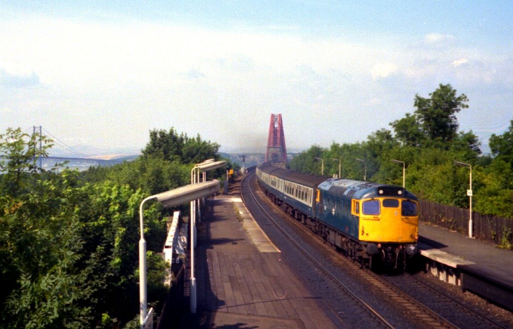 Eine BR Class 26 hat gerade die Brcke ber den Firth of Forth mit einem Regionalzug nach Edinburgh befahren, 09.08.1983.