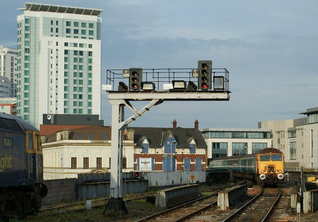 Eine Class 57 mit einem Personenzug im stlichen Bahnhofteil von Cardiff am 28. April 2010