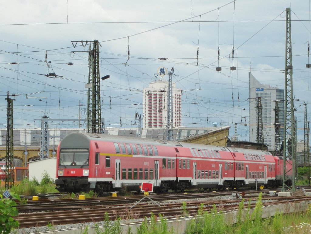 Eine DDR-Doppelstockgarnitur verlsst am 18.Juni 2011 als RB 26059 nach Hoyerswerda den Leipziger Hbf.