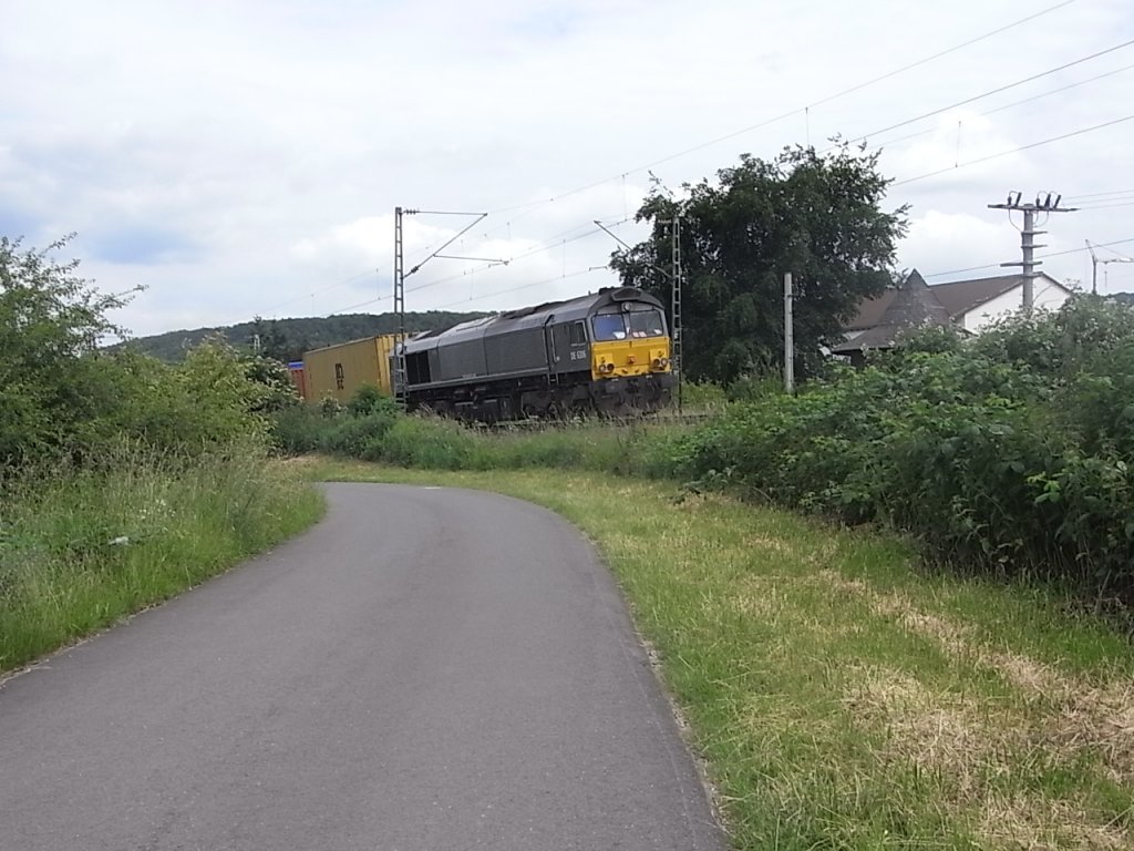 Eine Diesellok vor einen ellenlangen Güterzug in Gau-Algesheim. Juni 2010.