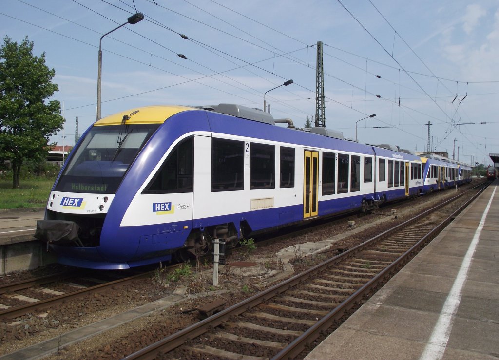 Eine Dreifachtraktion LINT 41 des HarzElbeExpress steht am 9. Juli 2011 als HEX nach Halberstadt im Magdeburger Hbf.