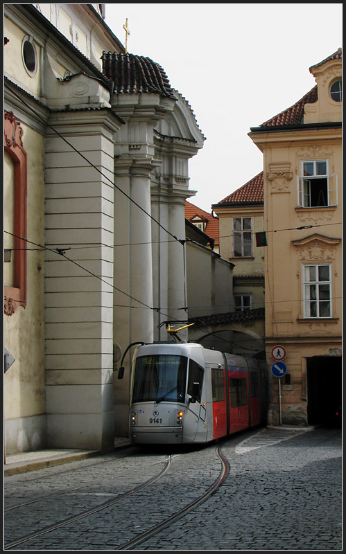 Eine Engstelle der Prager Straßenbahn nahe der Haltestelle Malostranské náměstí. Die Autos haben sich erfreulicherweise verzogen... 11.08.2010 (Jonas)