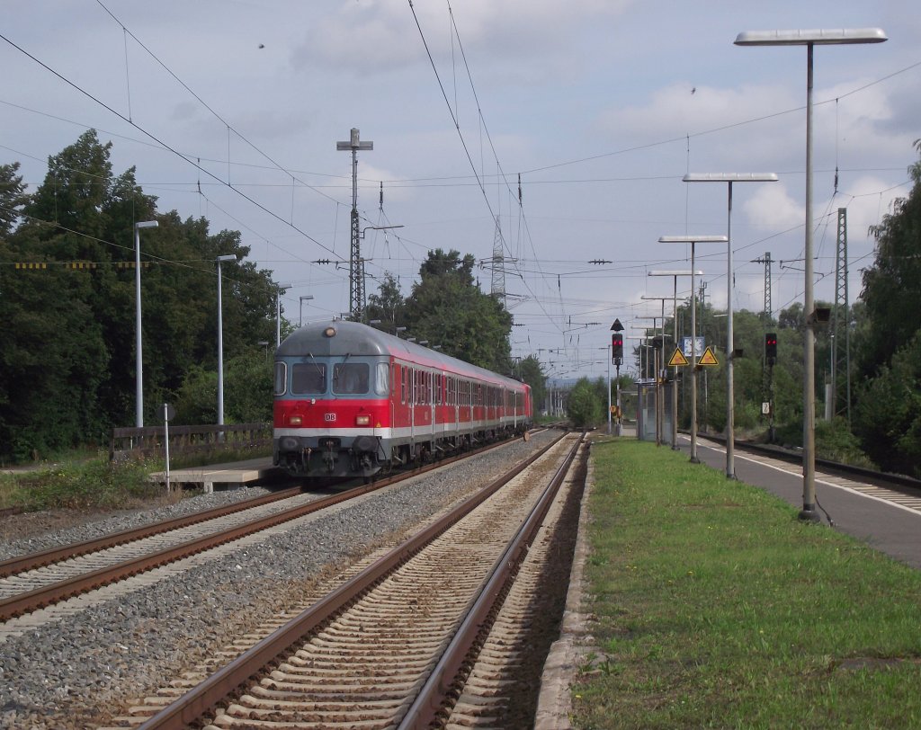 Eine fnfteilige Bn Garnitur durchfhrt am 6. August 2011 als RE 69899 nach Ingolstadt Hbf den Bahnhof Hallstadt (bei Bamberg). Am Zugschluss schiebt 111 107-9 nach.