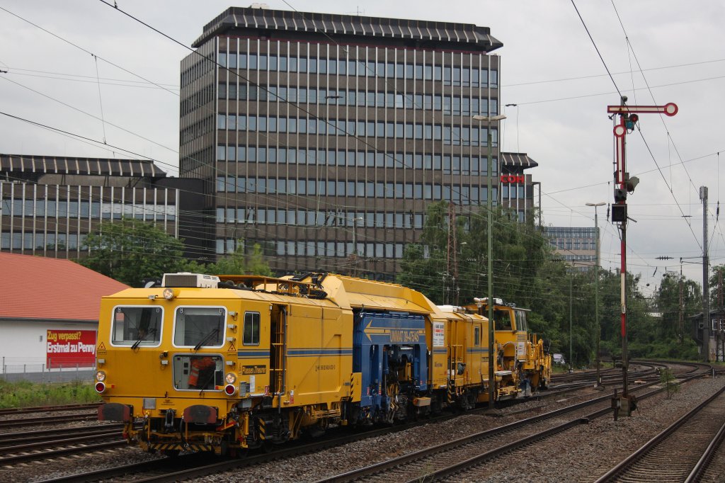 Eine GSM und ein SSP von Hans Kaiser Gleisbau am 16.6.12 in Dsseldorf-Rath.