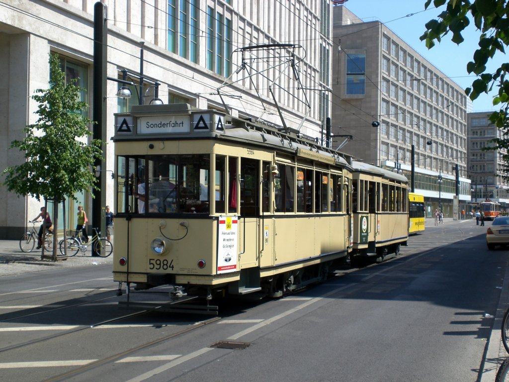 Eine historische Stra�enbahn am S+U Bahnhof Alexanderplatz.(11.7.2010) 