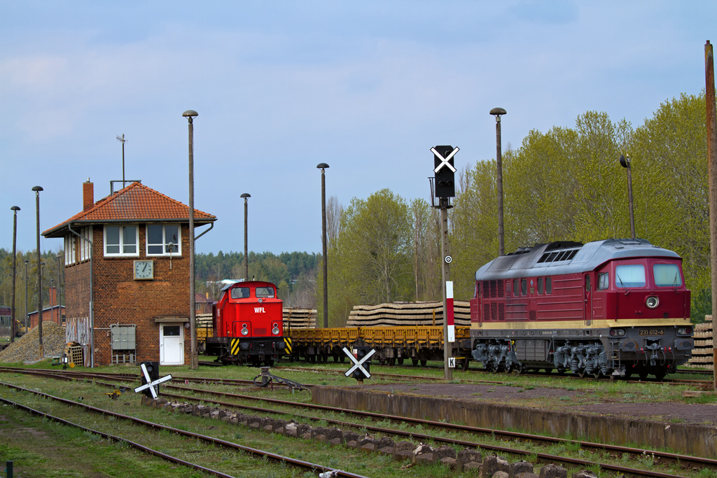 Eine knallrote und eine dunkelrote WFL-Lok stehen auf dem Sd-Bahnhof in Neustrelitz an ungltig gemachten Signalen. - 29.04.2013
