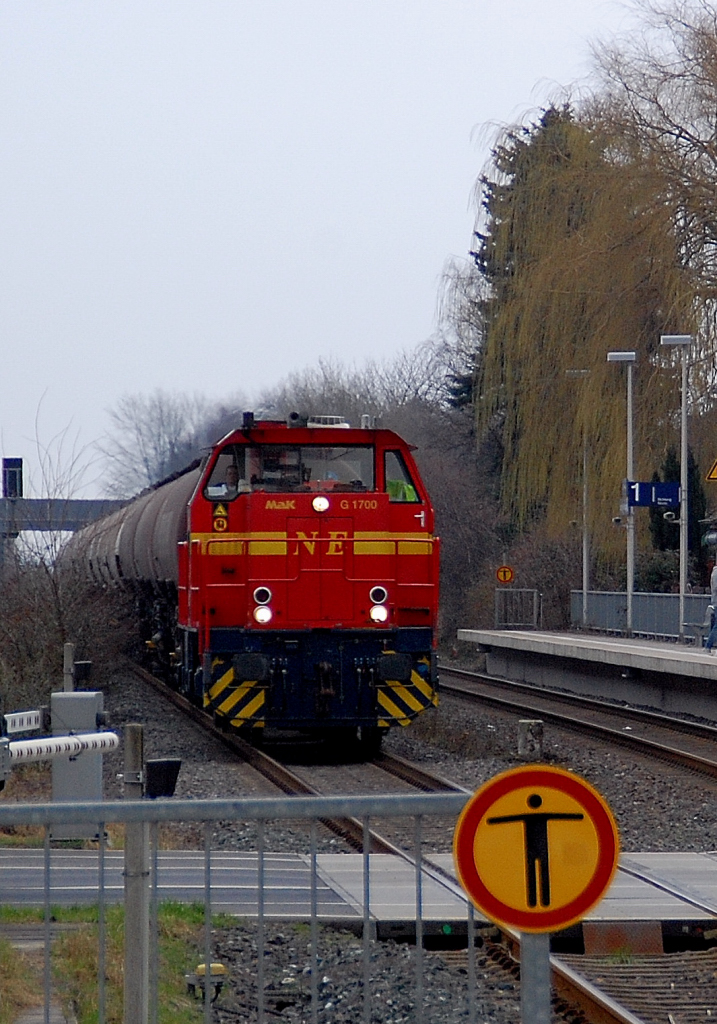 Eine MAK G1700 der Neusser Eisenbahn beim Durchfahren des HP Kapellen/Erft am 26.2.2011