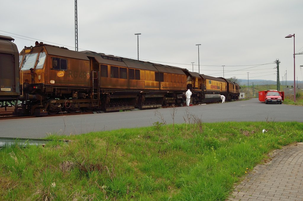 Eine mir bis dato unbekannte Gleisbaumaschine der Firma Schweerbau steht in Montabaur abgestellt. Wie ich recherschiert habe handelt es sich um den Schienenschleifzug RG48 mit dem Name Lotte. Sie wird dort gerade wieder gereinigt und gewartet. 1.5.2013