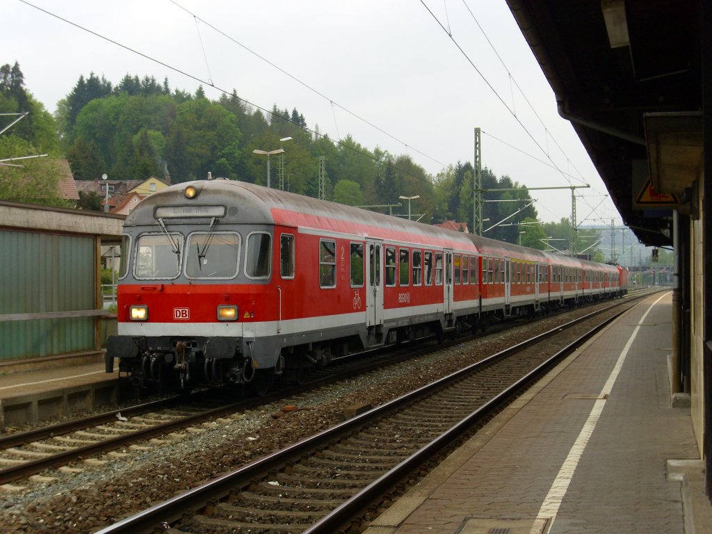 Eine n-Wagen Garnitur mit fhrendem Karlsruher Steuerwagen steht am 16. Mai 2010 zur Fahrt nach Lichtenfel auf Gleis 4 in Kronach bereit.