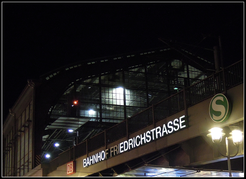 Eine Nacht am Berliner Bahnhof  Friedrichstrae : Schriftzug ber der gleichnamigen Strae. 9.7.2013