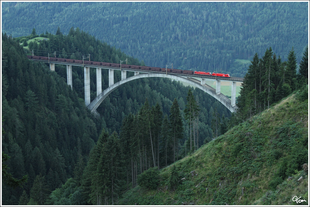 Eine BB 1216  und eine SZ 541 fahren mit einem Erzzug ber die Tauern Sdrampe.
Pfaffenberg-Zwenberg Brcke Obervellach 2.8.2012