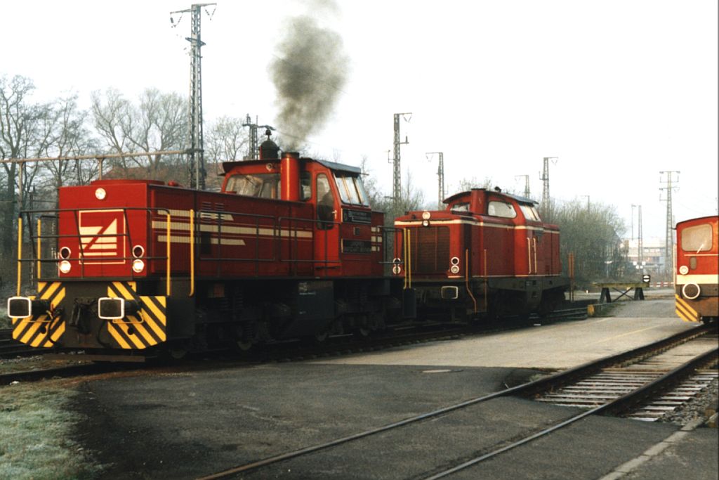 Eine qualmende D23 und D20 (ex-DB 211 074-0) der Bentheimer Eisenbahn AG auf Bahnhof Bentheim-Nord am 21-4-2001. Bild und scan: Date Jan de Vries. 