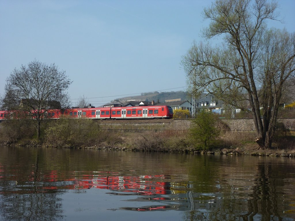 Eine RB nach Koblenz durchquert den Ort Winningen an der Mosel am 27.3.2012.
