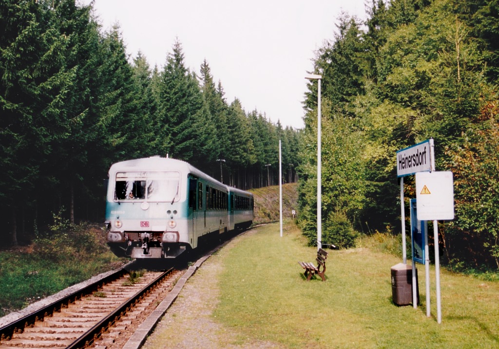 Eine RB nach Saalfeld im Haltepunkt Heinersdorf. Dieser lag sowohl bezglich Entfernung als auch bezglich Hhe in der Mitte zwischen Heinersdorf und Oberlemnitz und wurde nach der Wende nur noch sprlich genutzt. Um die Kosten fr eine neue Bahnsteigbeleuchtung zu sparen wird er seit dem 15.6.08 nicht mehr bedient.