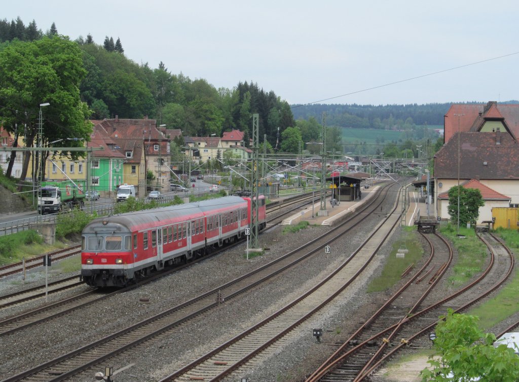 Eine Regionalbahn nach Bamberg verlsst am 16. Mai 2013 den Bahnhof Kronach.