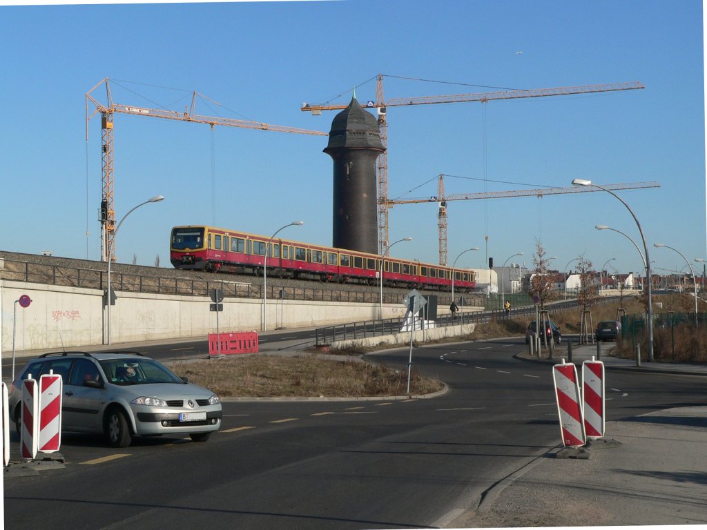 Eine S-Bahn der BR 481 zwischen Ostkreuz und Treptower Park. Im Vordergrund die provisorische Kynaststrae, die spter wieder nher an den Gleisen verlaufen wird. Im Hintergrund der Wasserturm vom Ostkreuz, der glcklicherweise erhalten bleiben wird. 7.3.2011