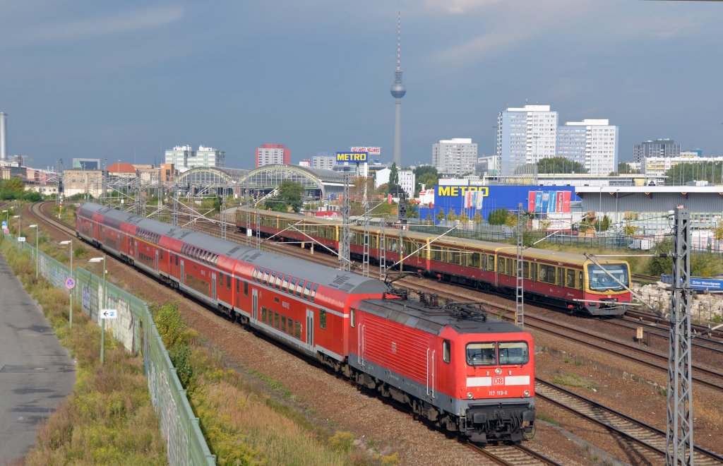 Eine S-Bahn nach Ahrensfelde und ein von 112 113 gefhrter RE nach Frankfurt(O) verlieen am 22.09.12 den Ostbahnhof und fuhren parallel der Warschauer Strae entgegen. 