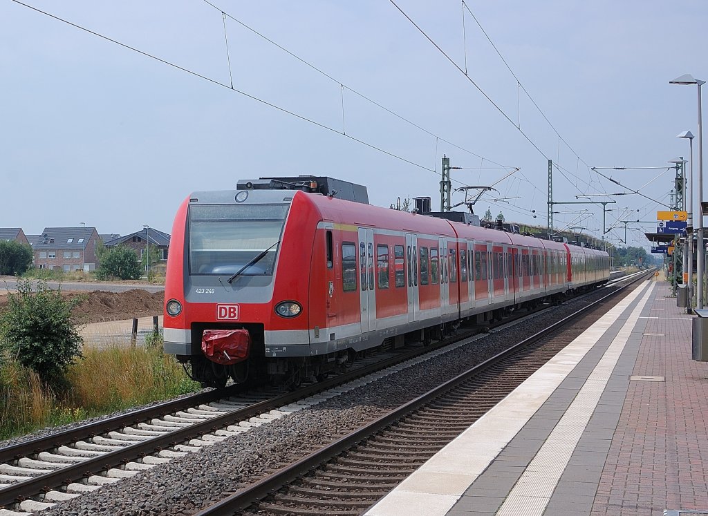 Eine S11 gefhrt vom 423 249 verlsst gerade den HP Allerheiligen in Richtung Bergisch Gladbach. 13.7.2013