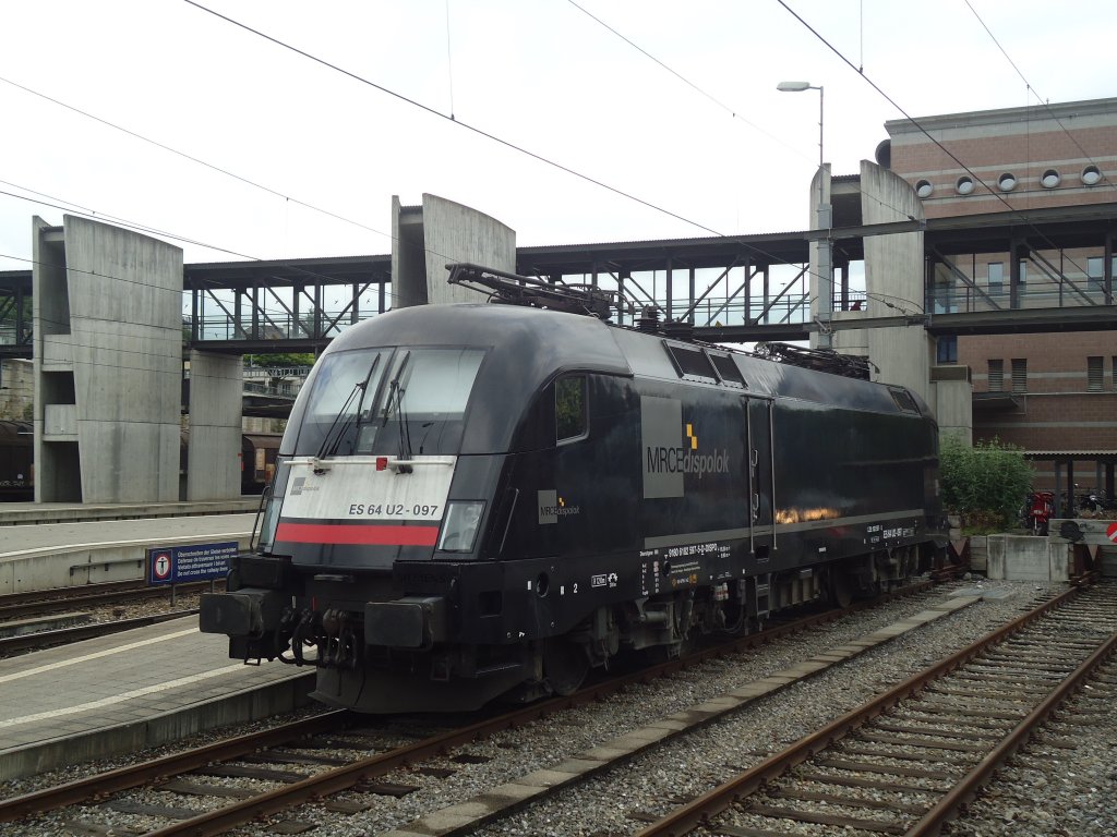 Eine spezielle Lokomotive - MRCEdispolok ES 64 U2-097 - am 9. Juni 2012 in Spiez